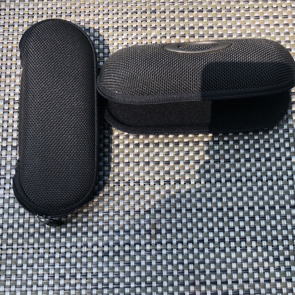 New. Oakley 1/2 case. Flat bottom - Picture 3 of 3